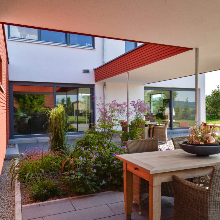 Gartengestaltung und Terrassendach zum Neubau